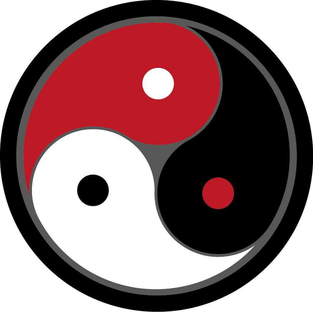 Ein dreifaches Yin-Yang-Symbol mit ineinandergreifenden roten, weißen und schwarzen Abschnitten sowie kontrastierenden Punkten.